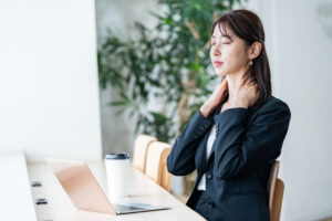 デスクワークをする女性