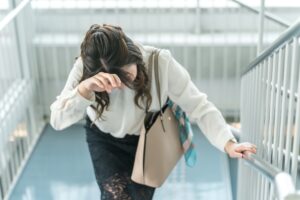 めまいに悩む女性